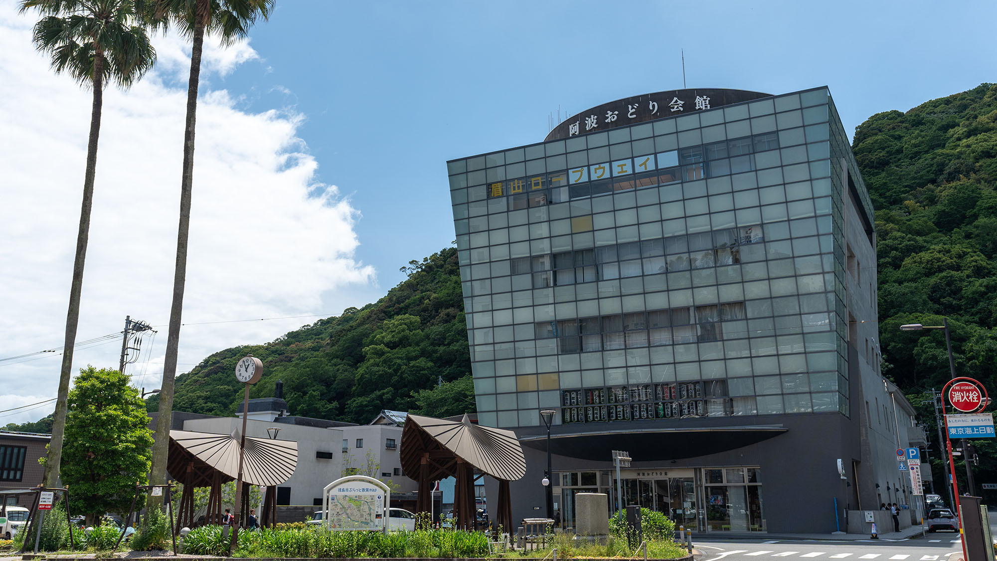 ・【周辺／阿波おどり会館】当館から車で約5分。世界に誇る徳島の阿波おどりが楽しめる施設です