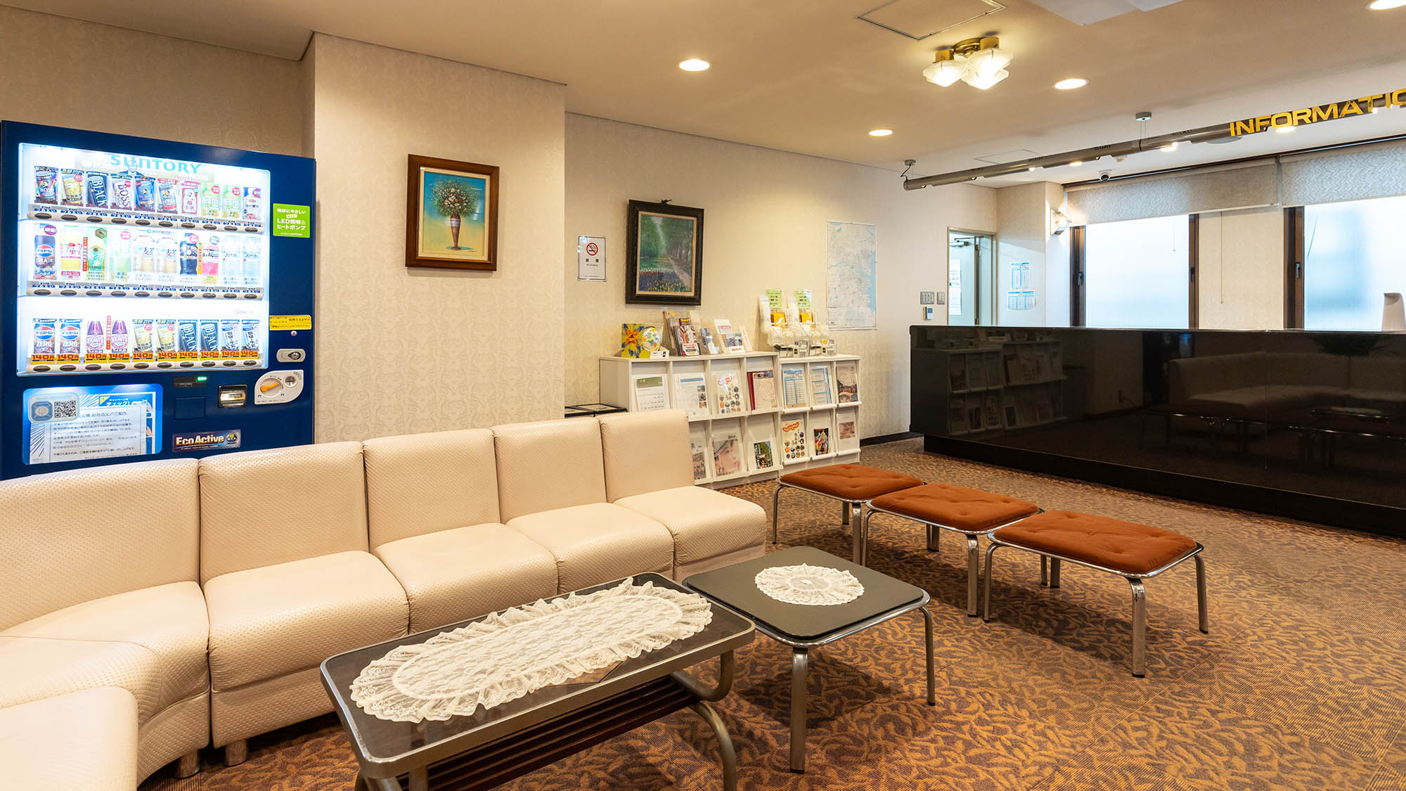 ・【フロントロビー】ノスタルジックなフロントロビー。ちょっとした作業や休息時間にも最適な空間です