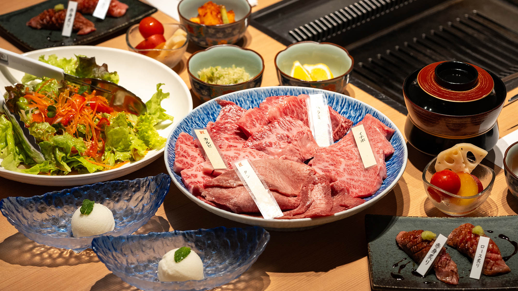 ・【焼肉のべ】美しいサシののべ牛を、鉄板で香ばしく焼き上げる贅沢なコース