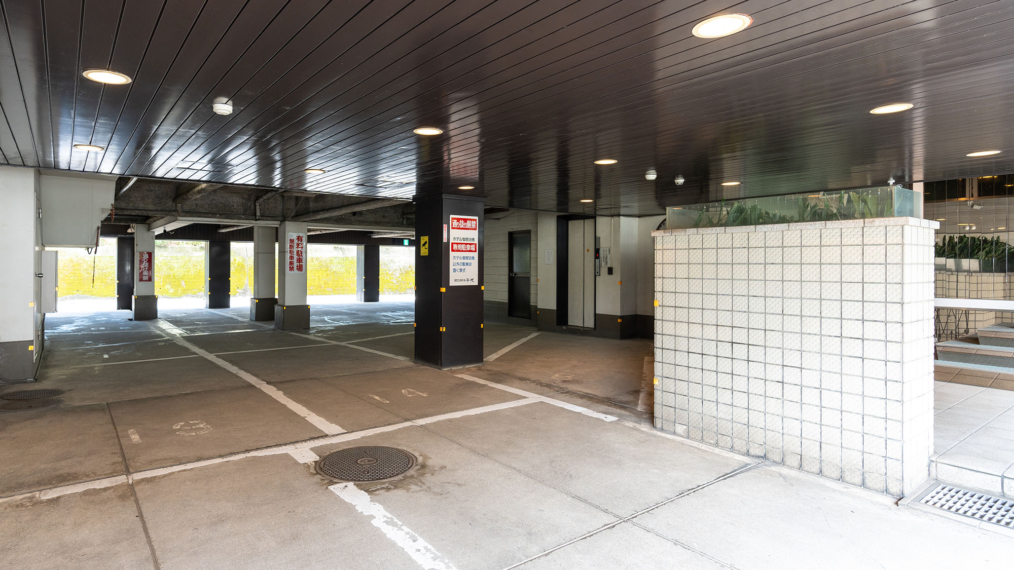 ・【駐車場】当館1階に駐車場完備。お車でのご来館も安心です