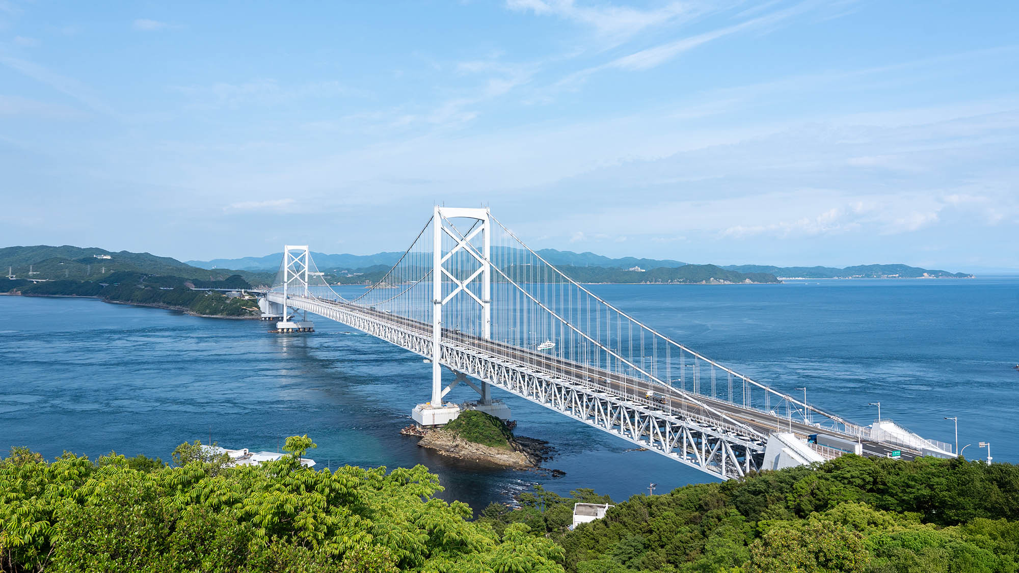 ・【周辺／鳴門海峡大橋】潮風を感じながら渦上45m！橋の中の海上遊歩道で海上散歩が可能です