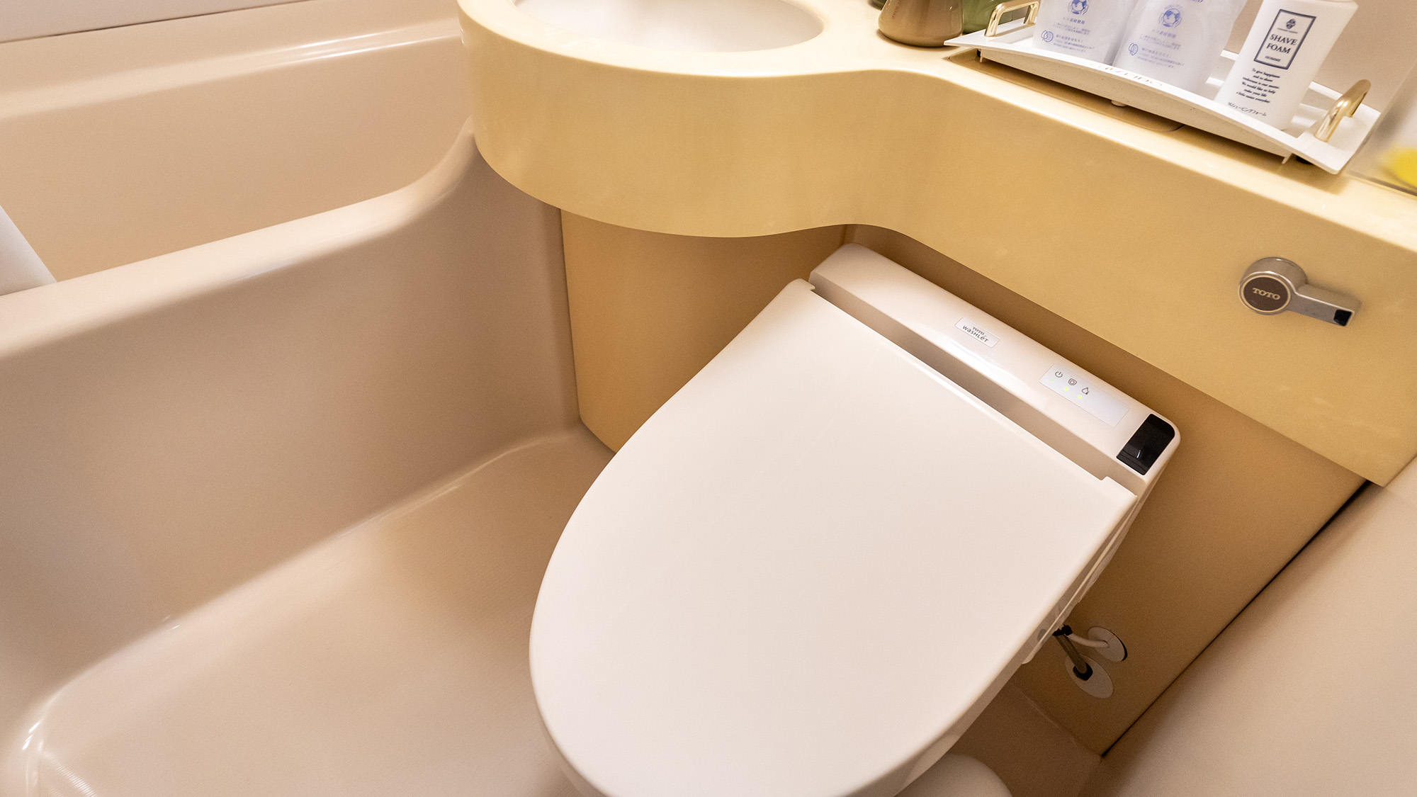 ・【バスルーム】ユニットバスながらトイレは温水洗浄機能付きで、快適にご利用いただけます