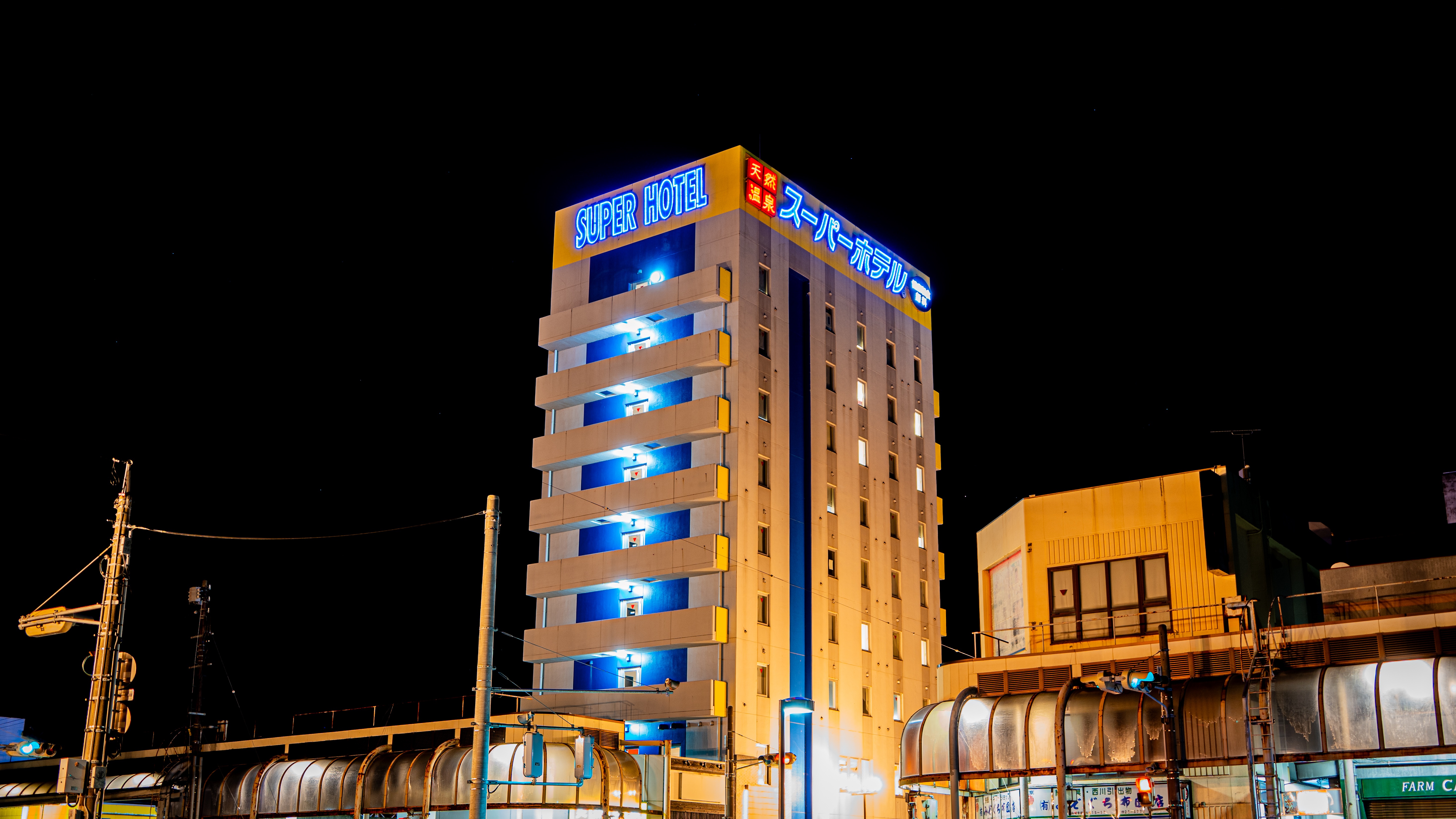 静かな夜に佇む、優しい光のランドマーク