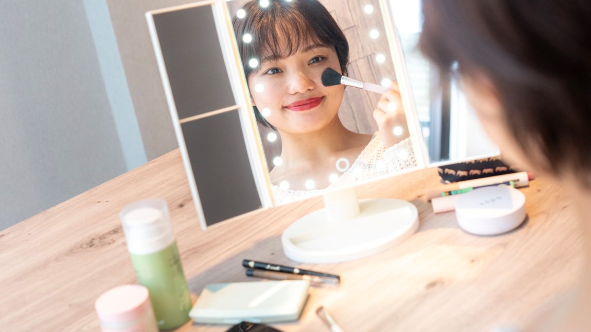 ライト付き三面鏡で女優さん気分♪※使用感イメージ