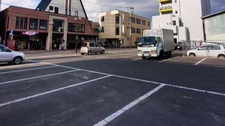  駐車場完備 33台（先着順）無料  15時～翌10時