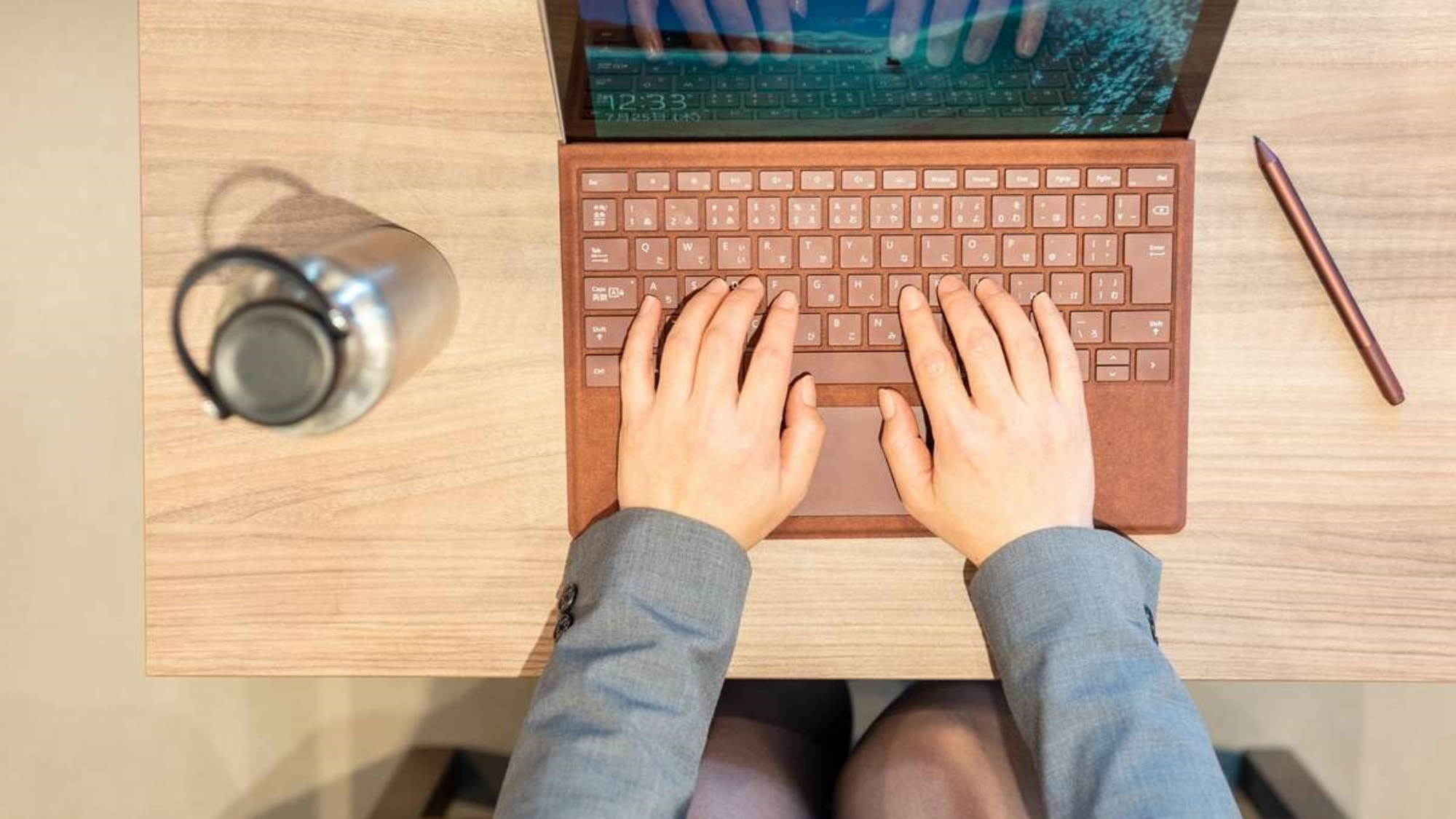 木のぬくもりも感じられるラウンジ