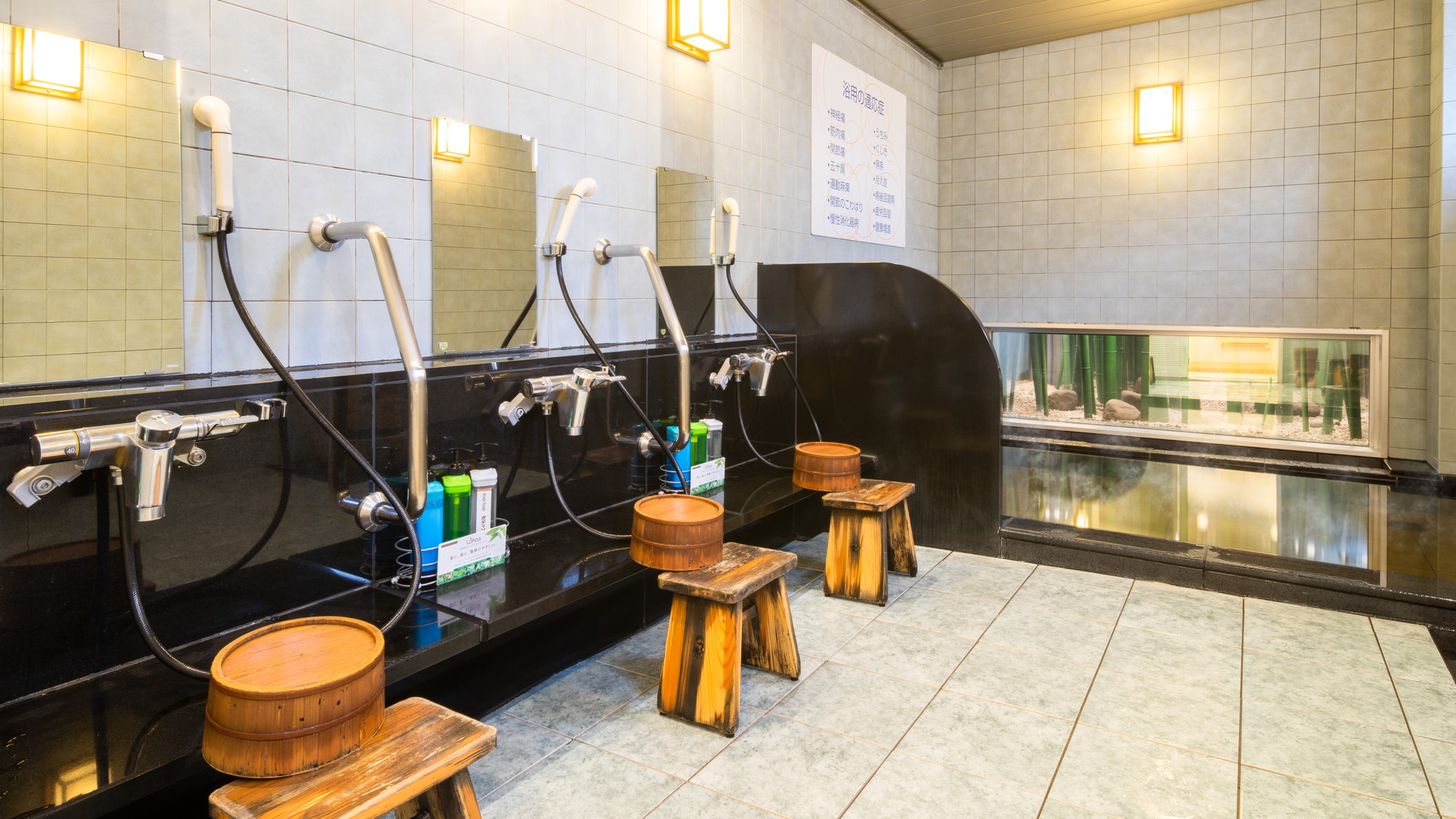 スーパーホテルオリジナルのノンシリコンシャンプー類完備♪洗い場の椅子・桶にも国産のヒノキを使用