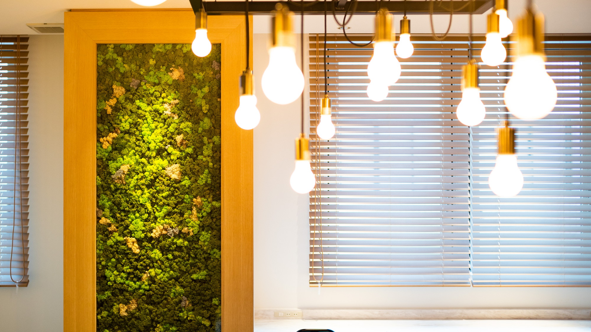 温かみのある照明がラウンジを照らします