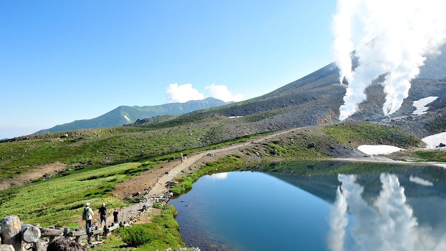 旭岳が水面に映る姿見の池