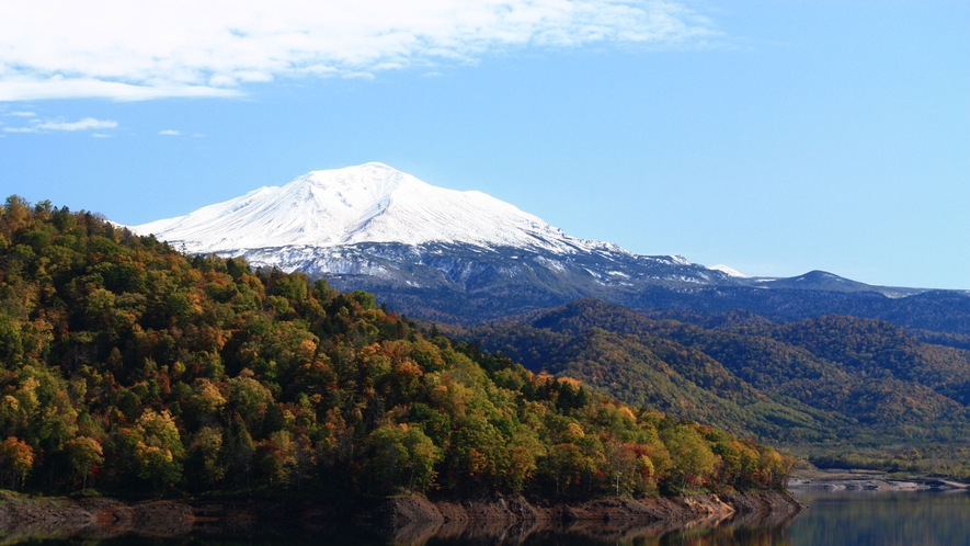 10月中旬頃まで美しい積雪と紅葉のコントラストを楽しめる