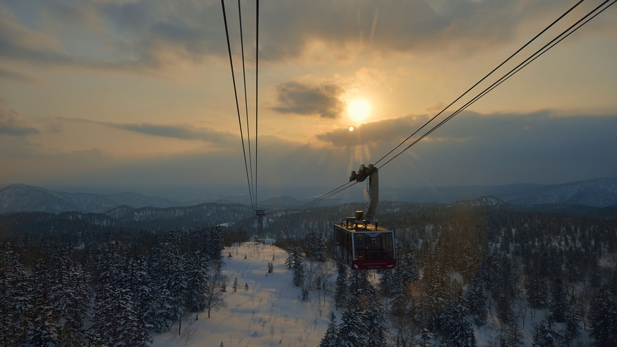 【旭岳の冬】夕焼けと雪の圧巻のコントラスト