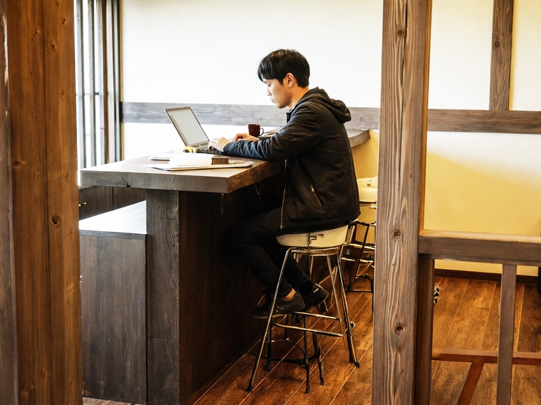 【ワーケーション】海の眺めるラウンジで整える仕事時間｜WiFi完備