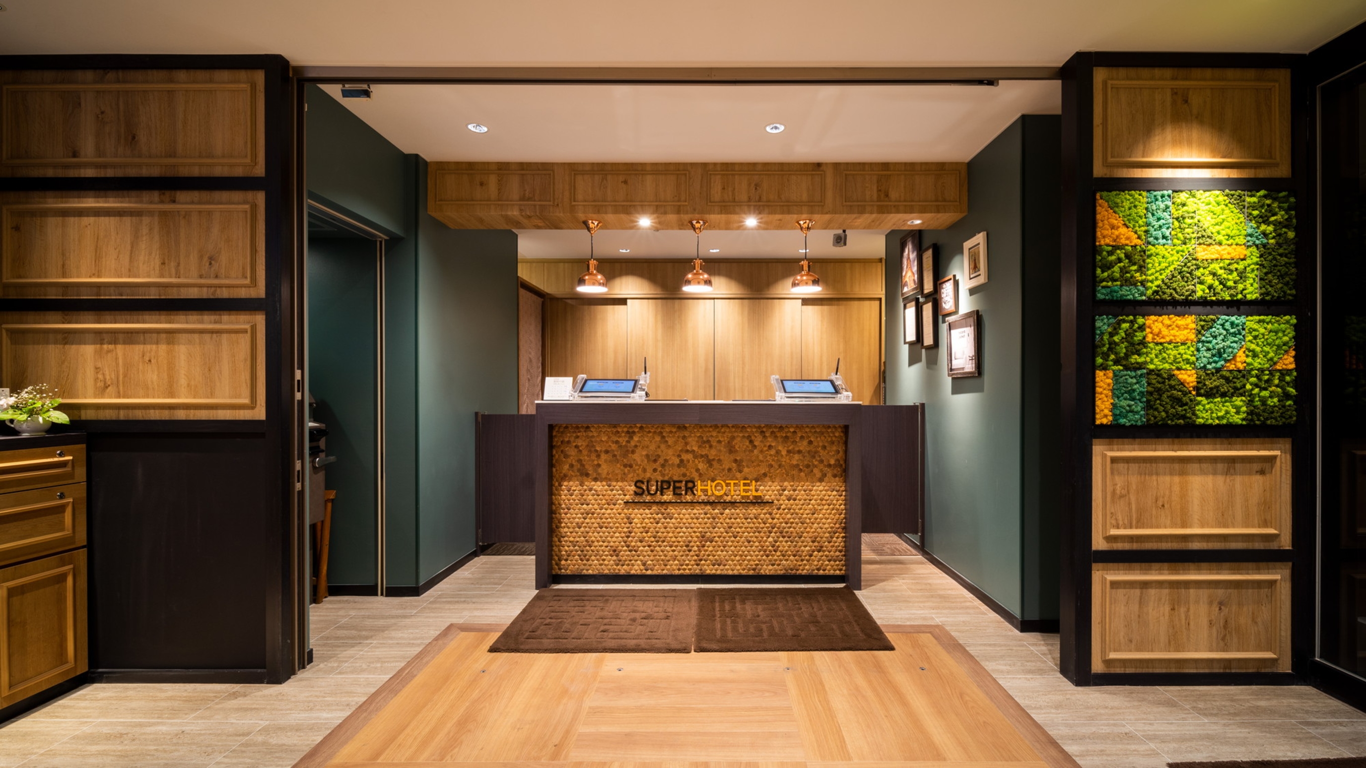 「おかえりなさいませ」こちらでチェックインをお迎えします