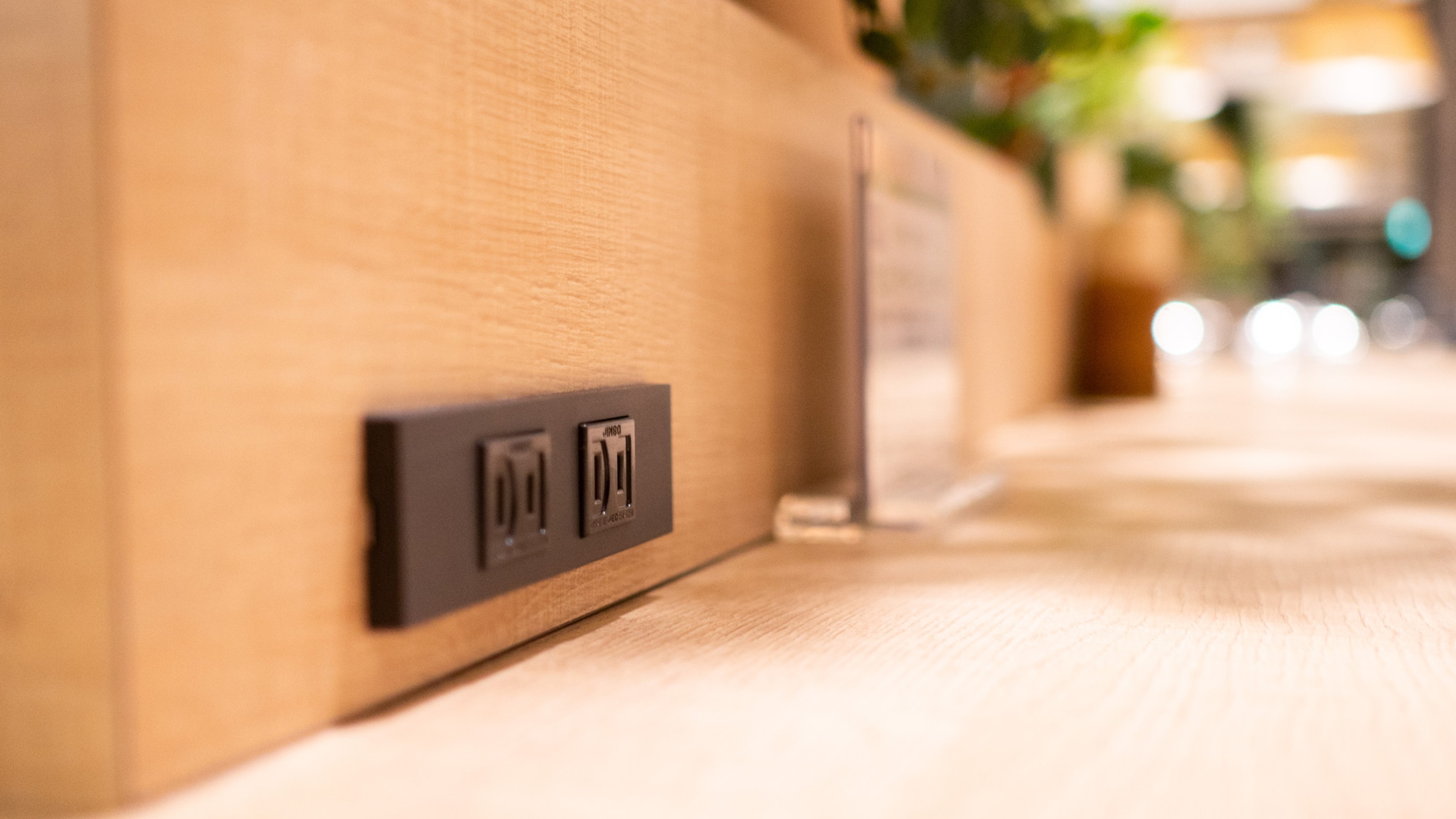 カウンターにはコンセント♪充電等ご自由にお使いください