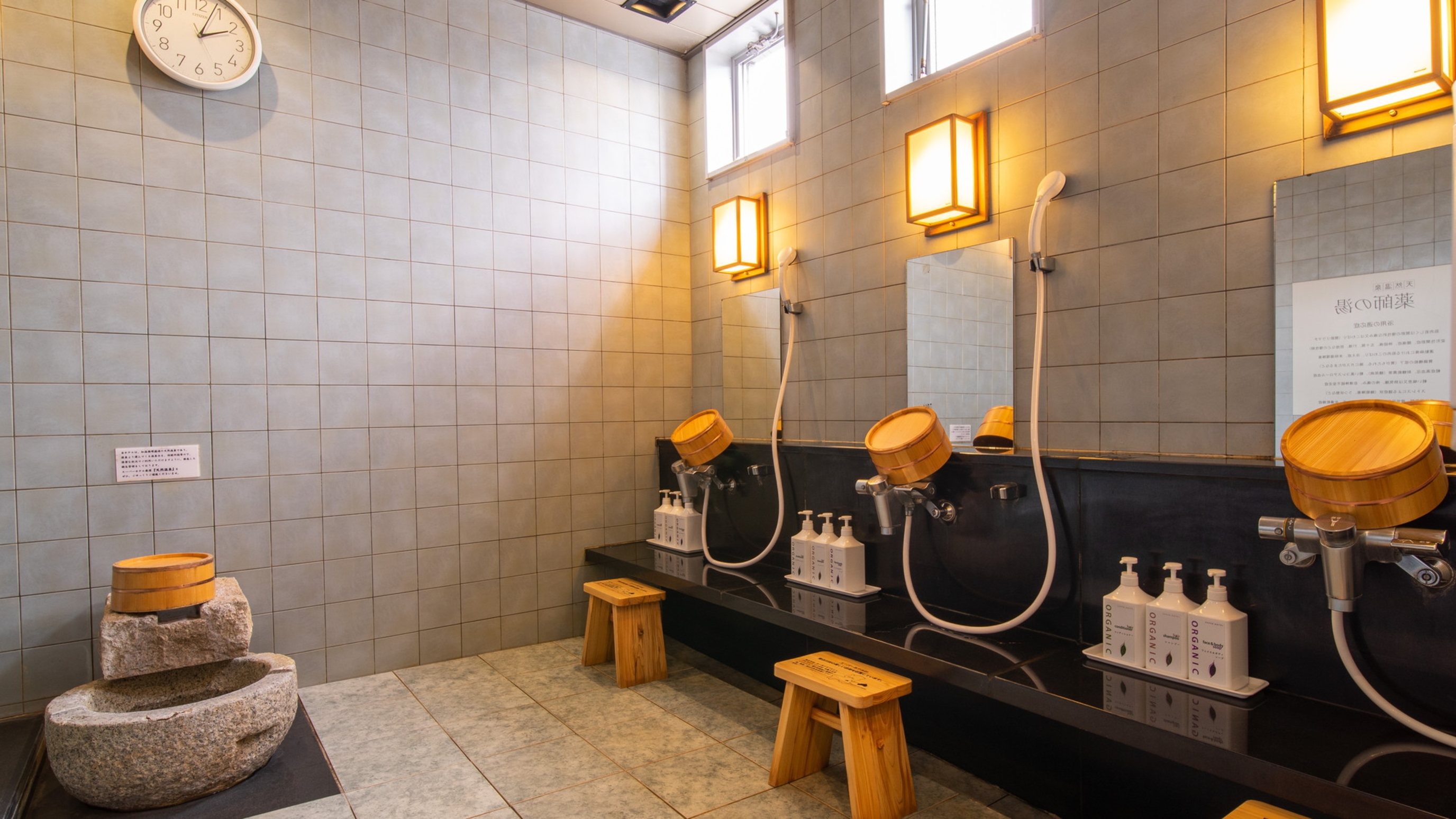 スーパーホテルオリジナルのノンシリコンシャンプー類完備♪洗い場の椅子・桶にも国産のヒノキを使用