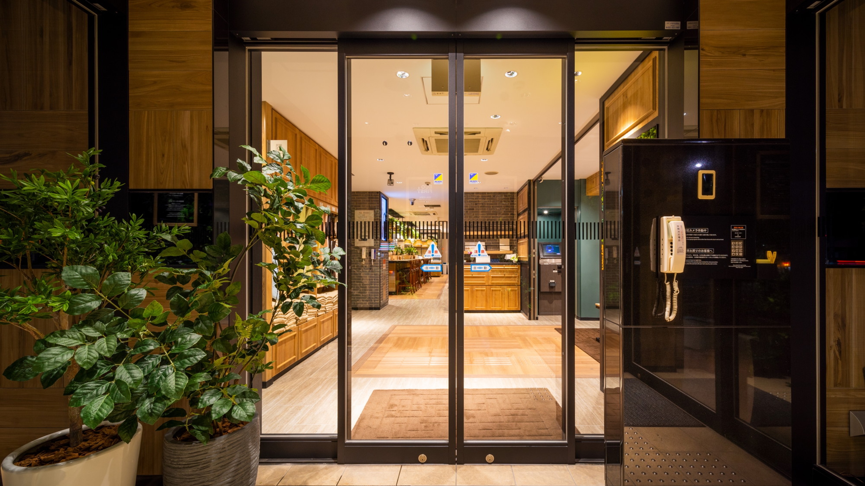 エントランスはこちらです