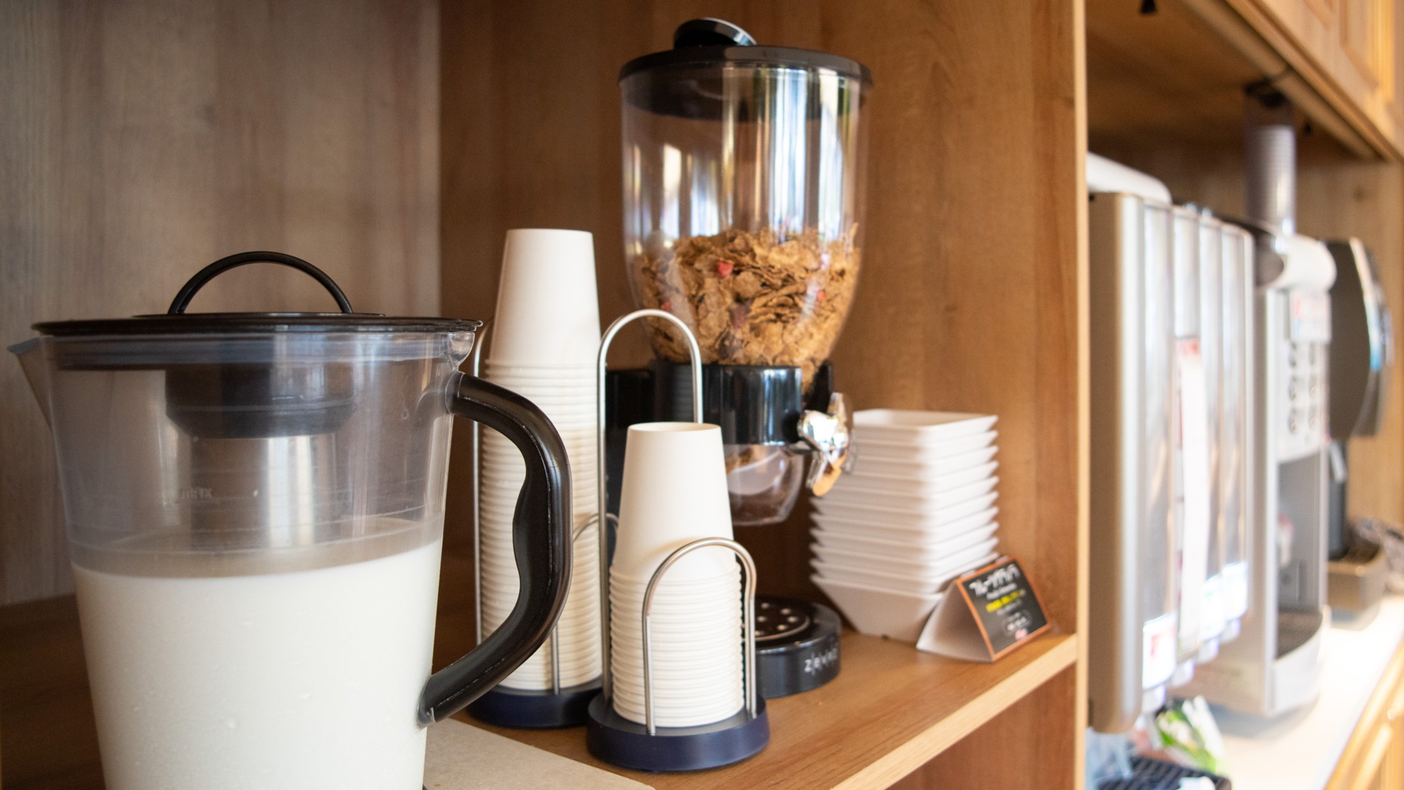 牛乳も毎朝ご用意しております