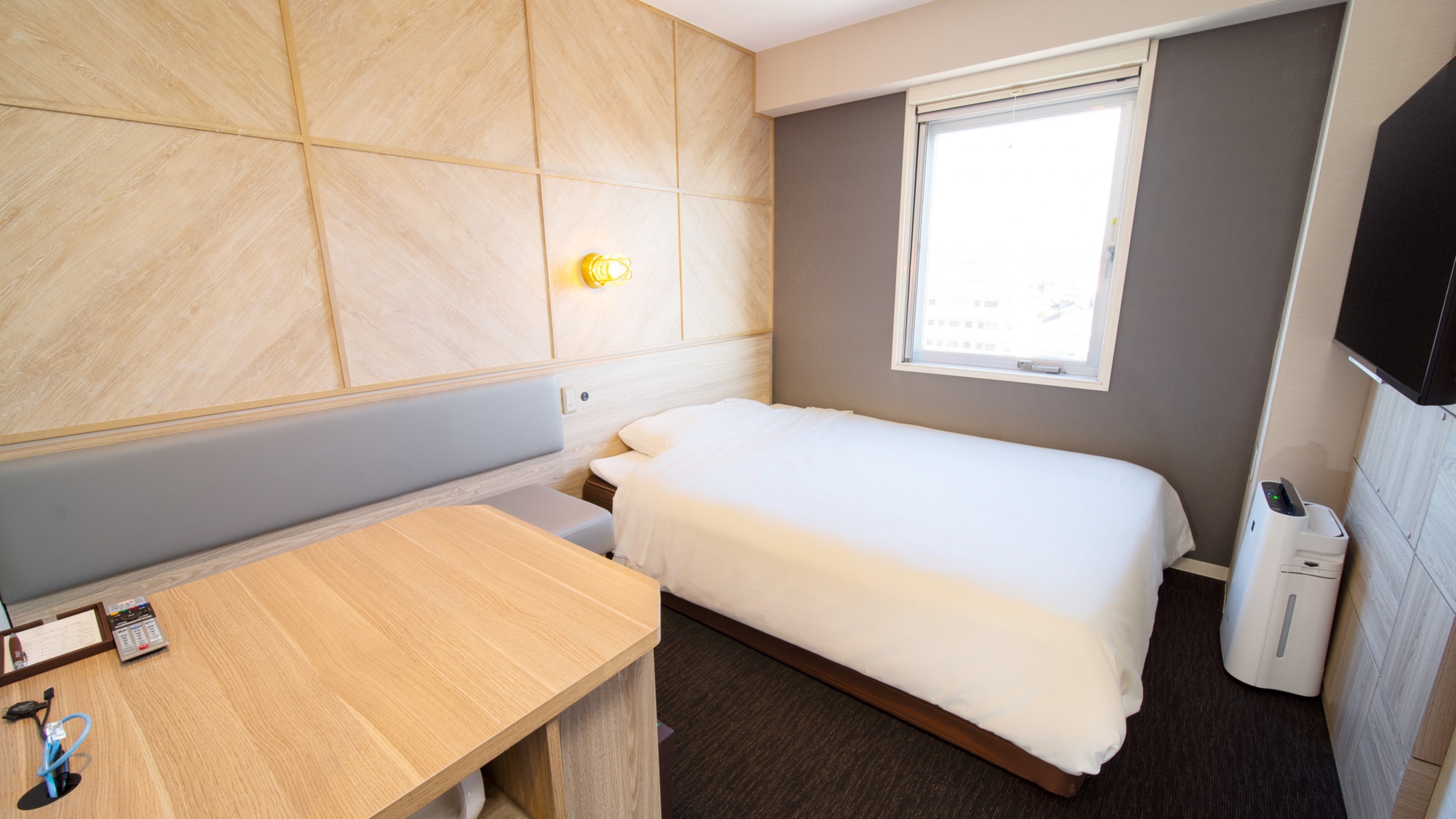 ワイドデスクで作業も捗ります