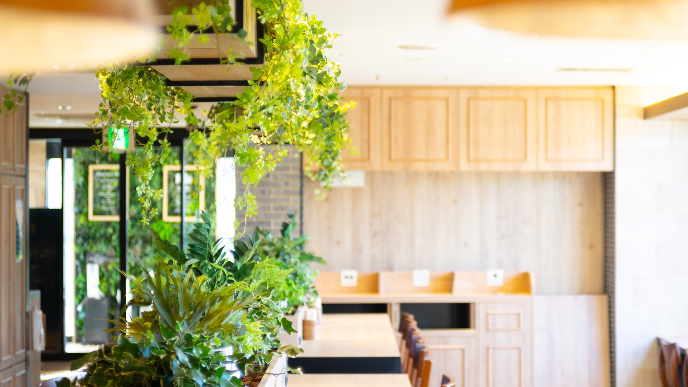 木のぬくもりも感じられるラウンジ