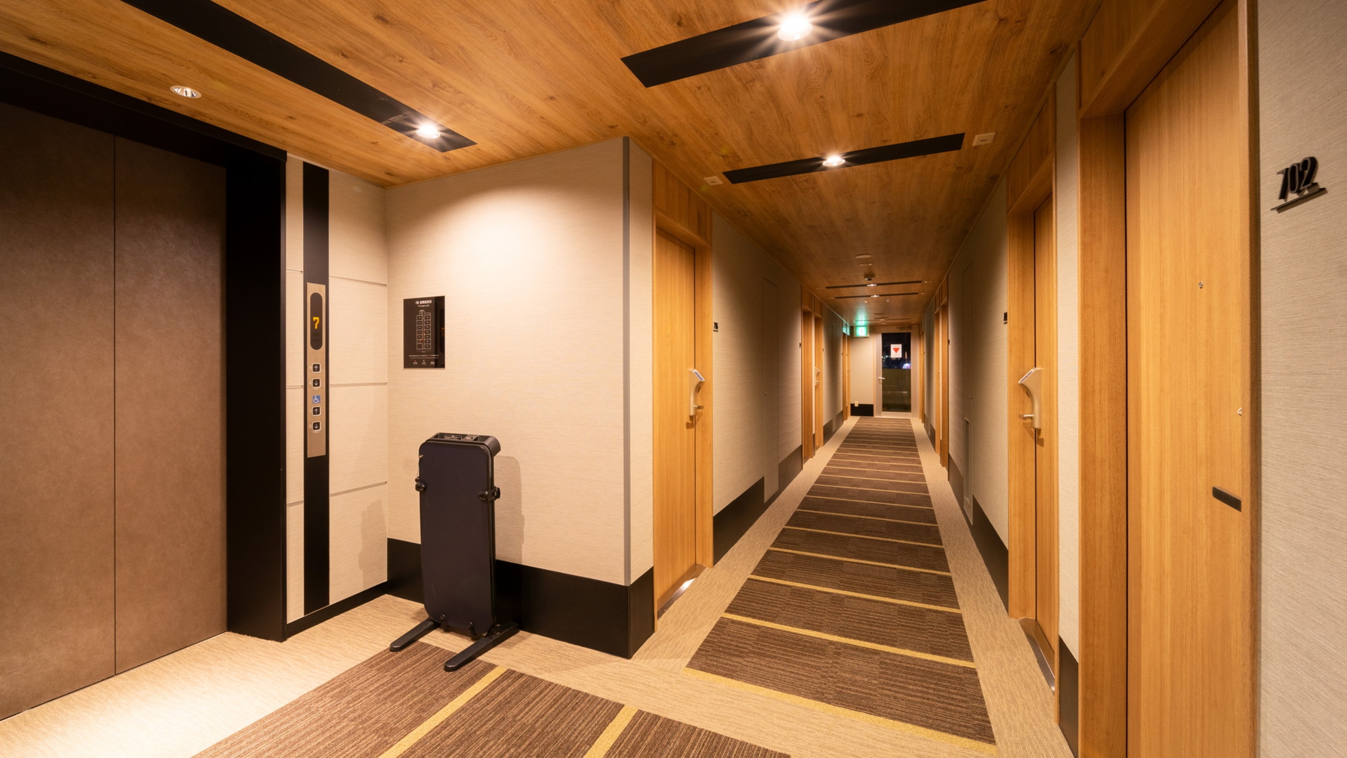 各階のエレベーター付近です