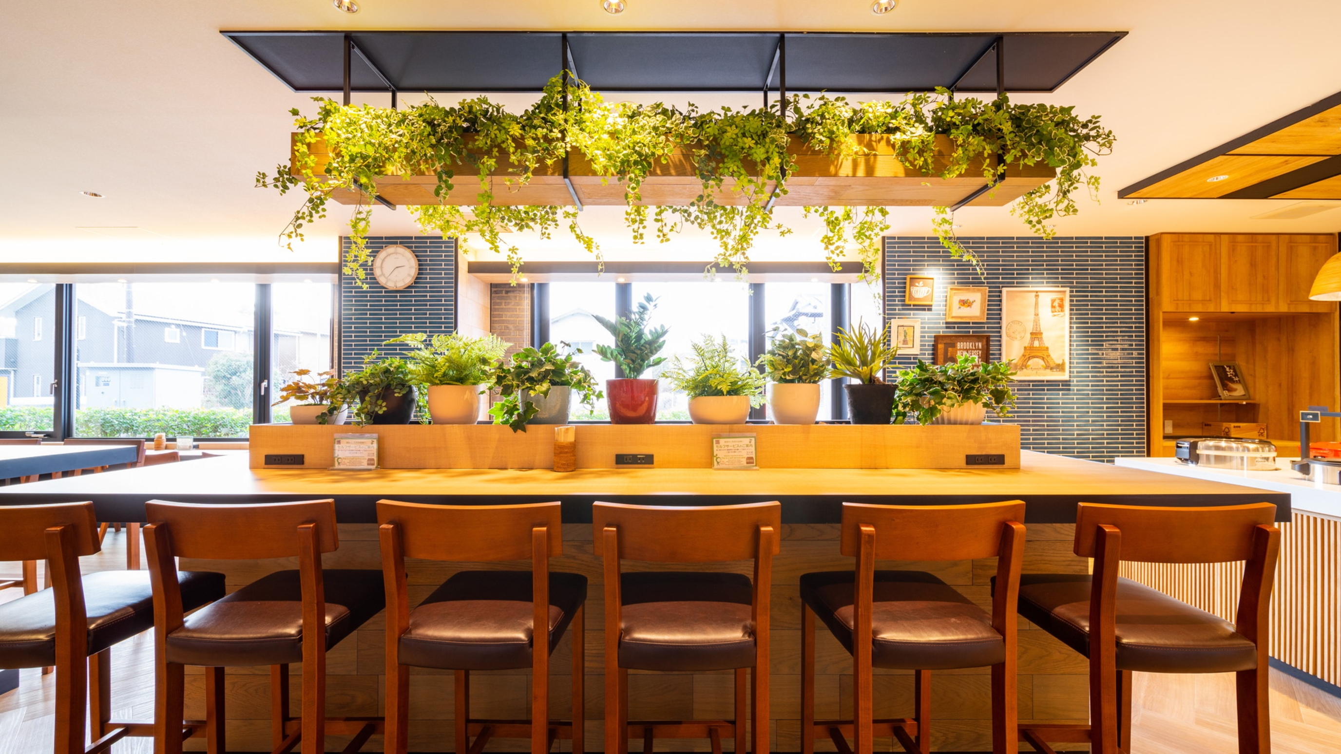 朝は朝食会場（無料）、夜はラウンジとしてご利用いただけます