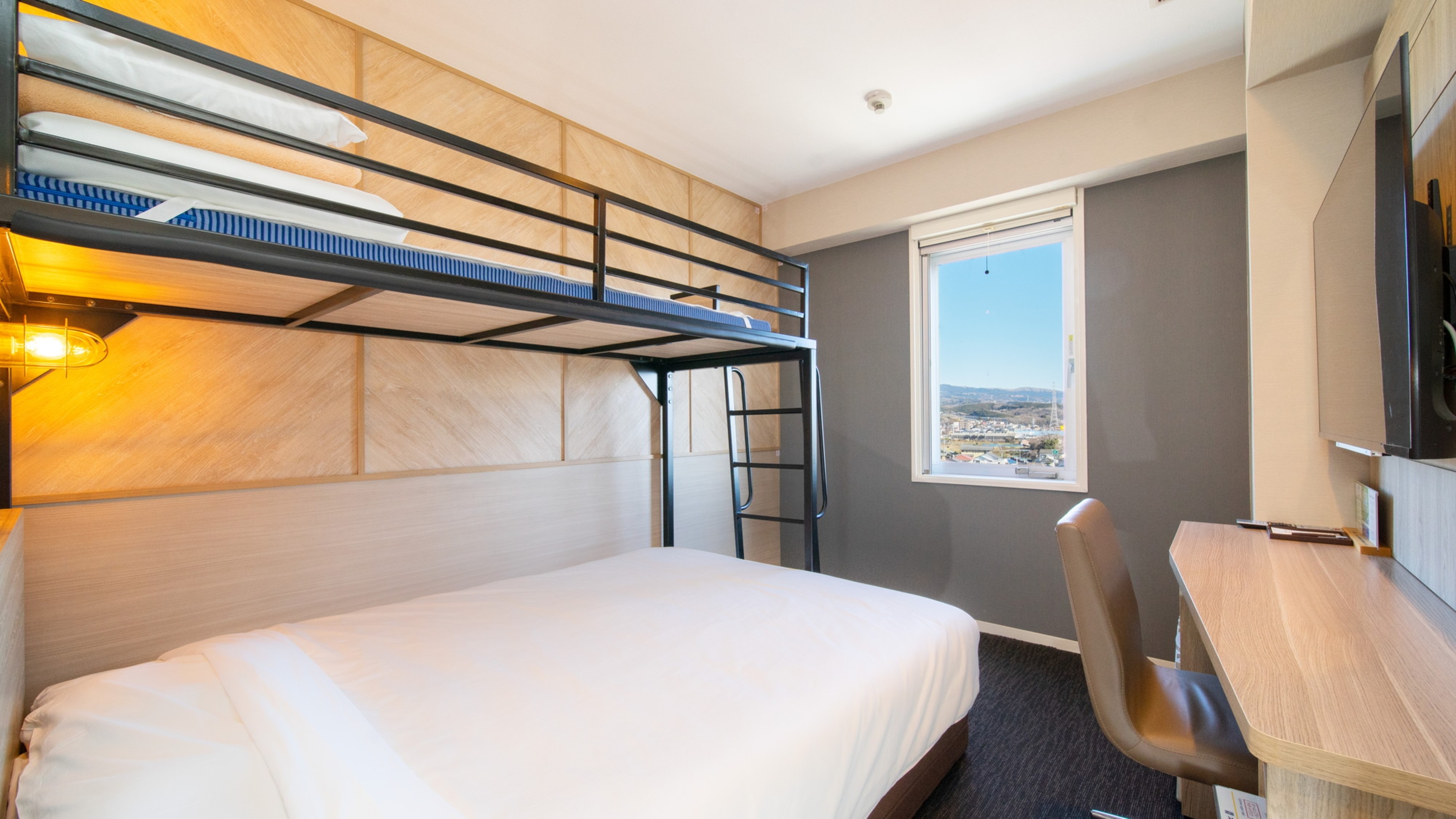 お子様に人気のロフトベッド付です。