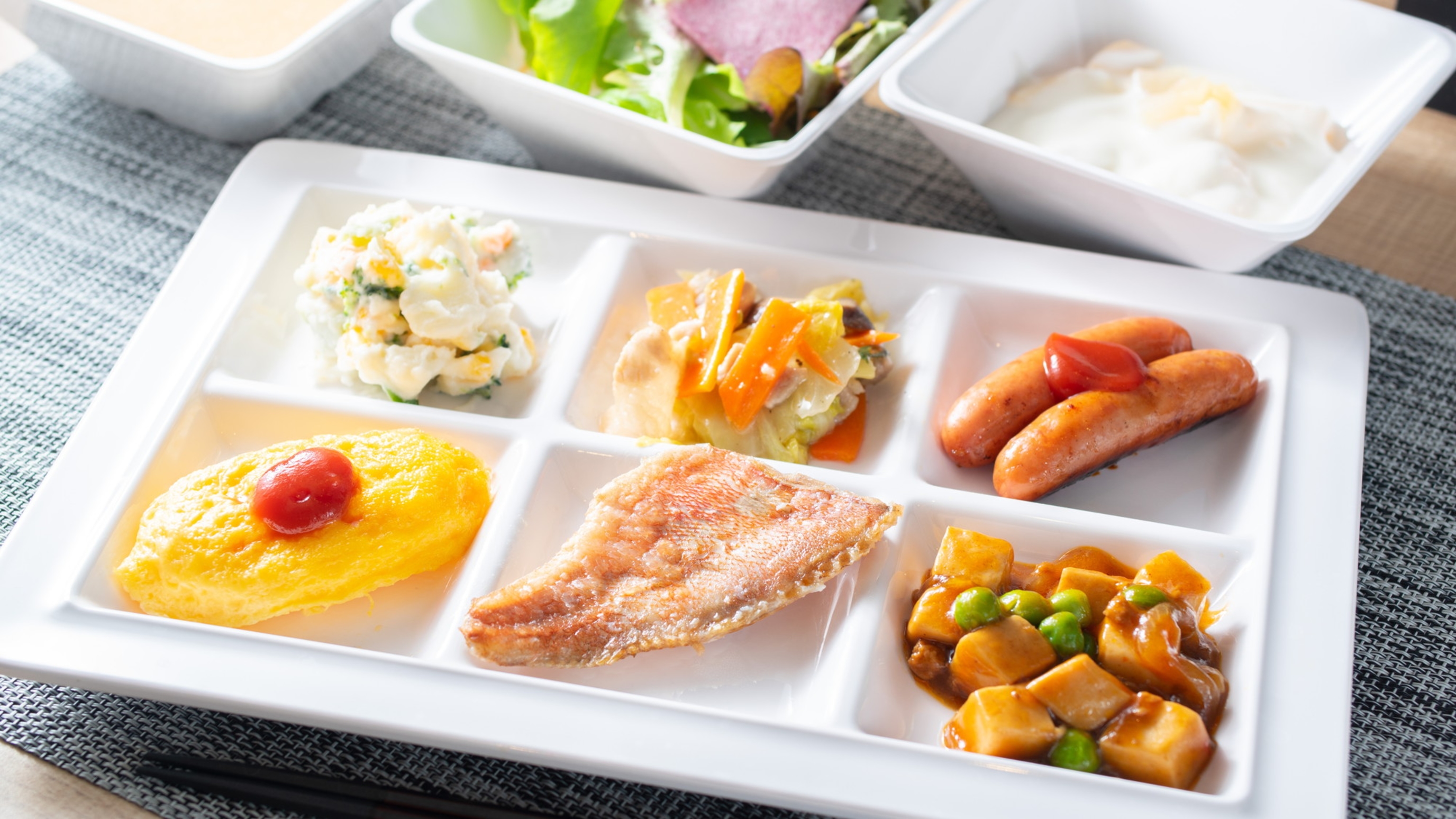 食べ残しゼロを目指して、追加の補充は少しずつ丁寧にご提供しております