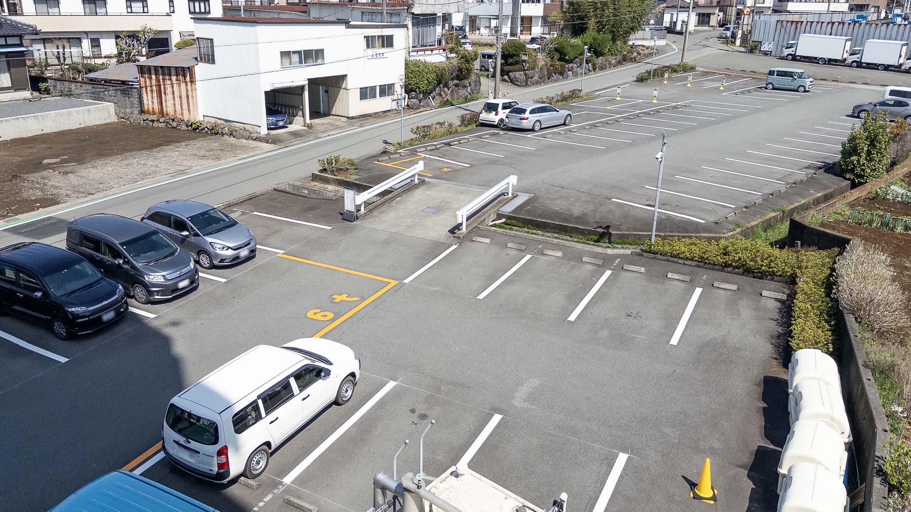 駐車場台数75台　無料でお停めいただけます