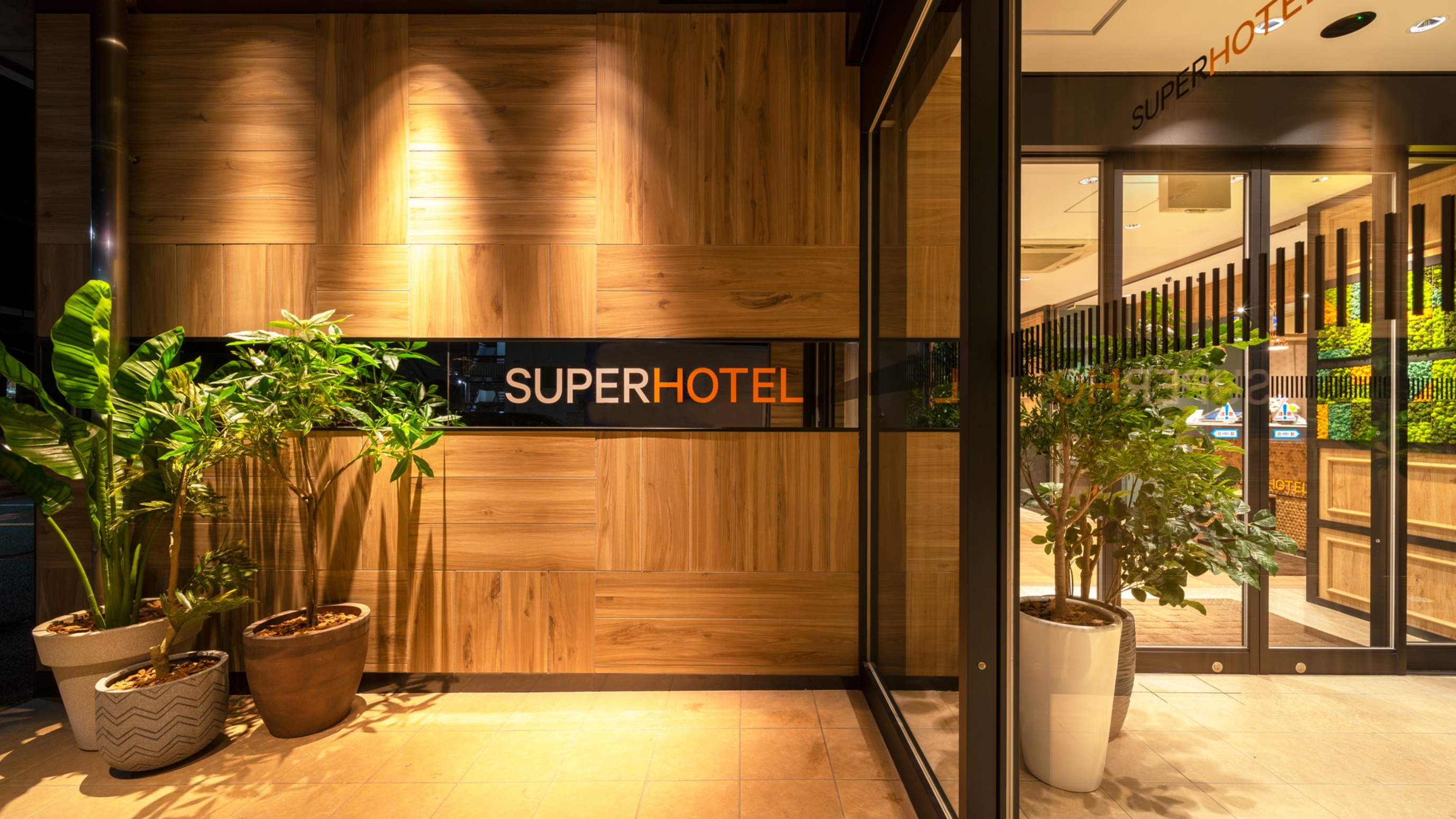 24時以降のお戻りは１階正面玄関横のパネルをご利用ください♪