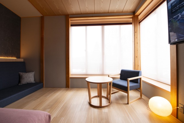 <206茜> 紅葉を映す深い茜色。秋の温もりを宿す空間