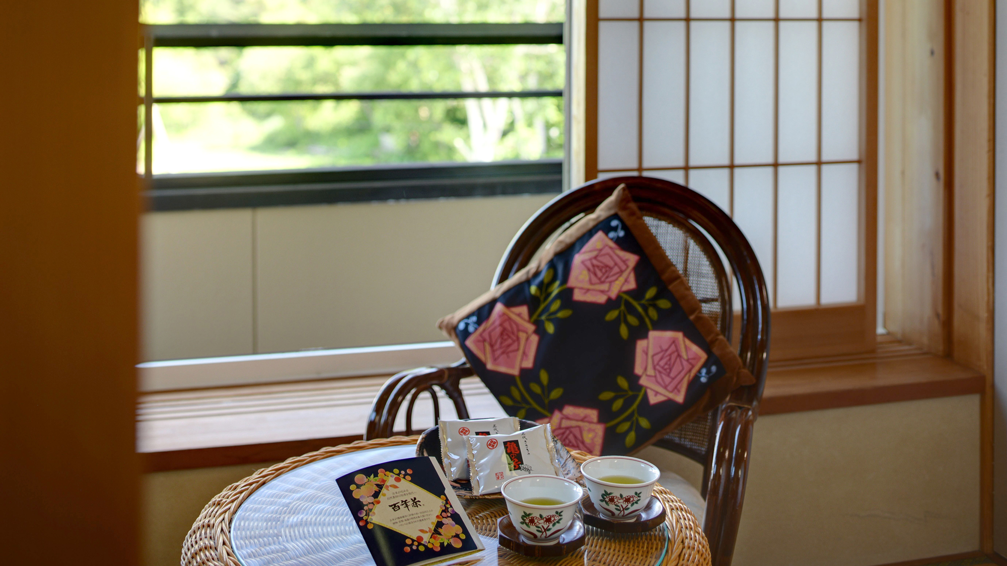 *【客室イメージ：お茶菓子】百年茶と亀の子せんべいをお部屋にご用意しております