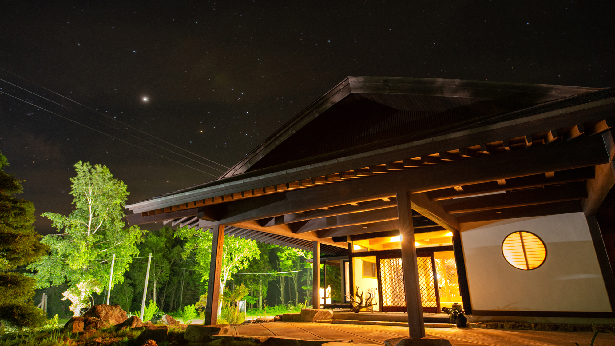 *【外観（夜）】天気の良い日には満点の星空が見られます