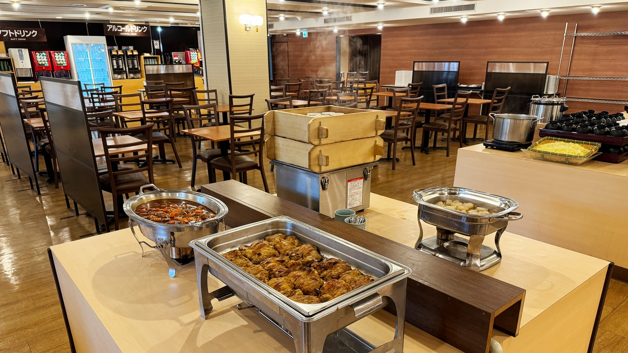 白樺湖ビューホテルの夕食バイキング会場