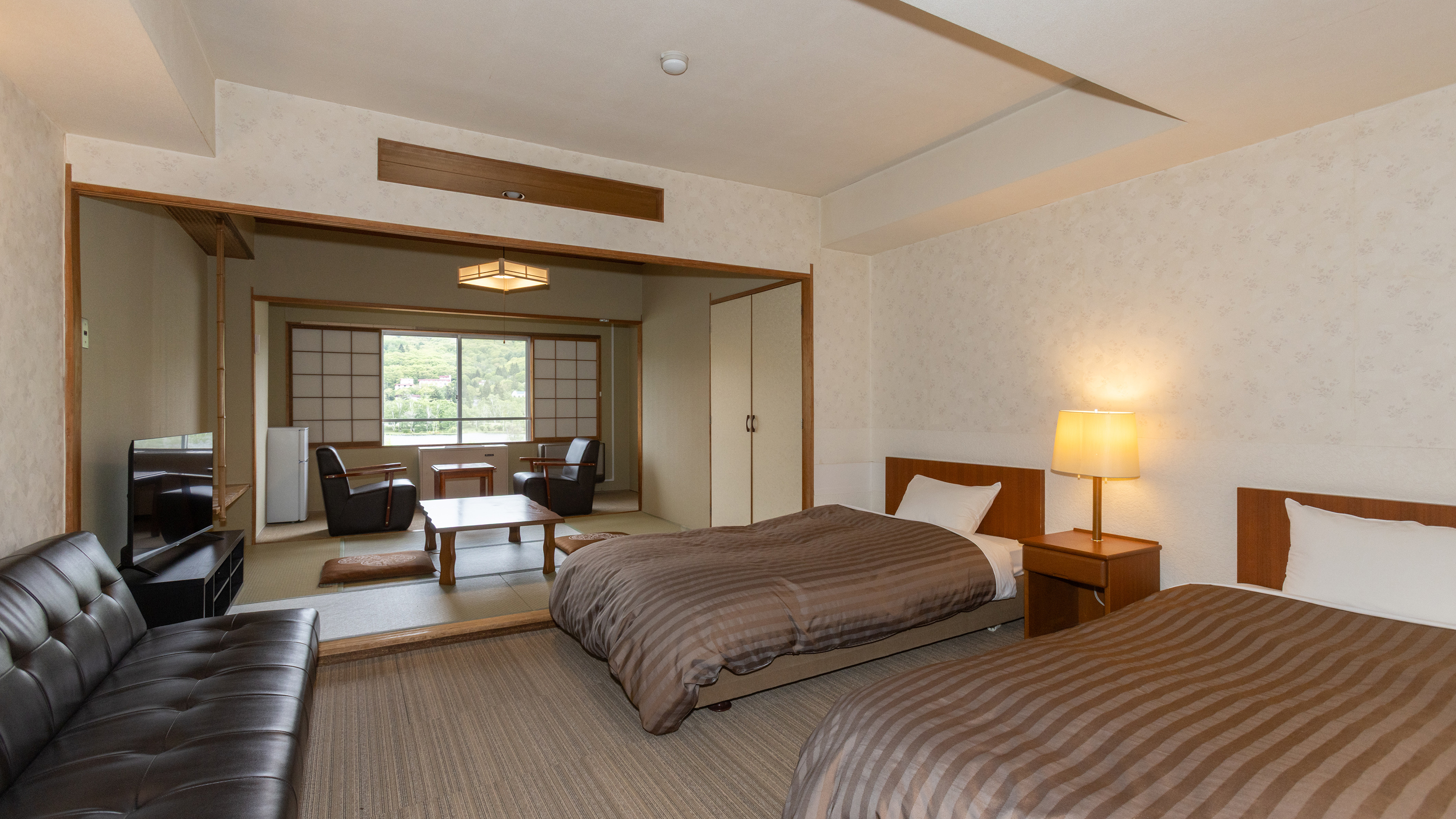 レイクビュー和洋室（ツイン+6畳　一例）