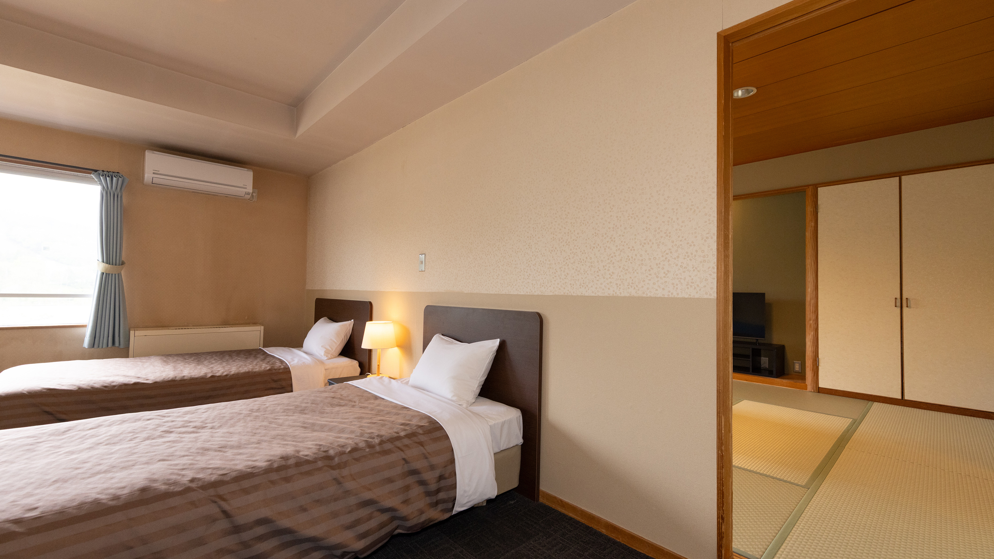 レイクビュー和洋室（ツイン+10畳　一例）