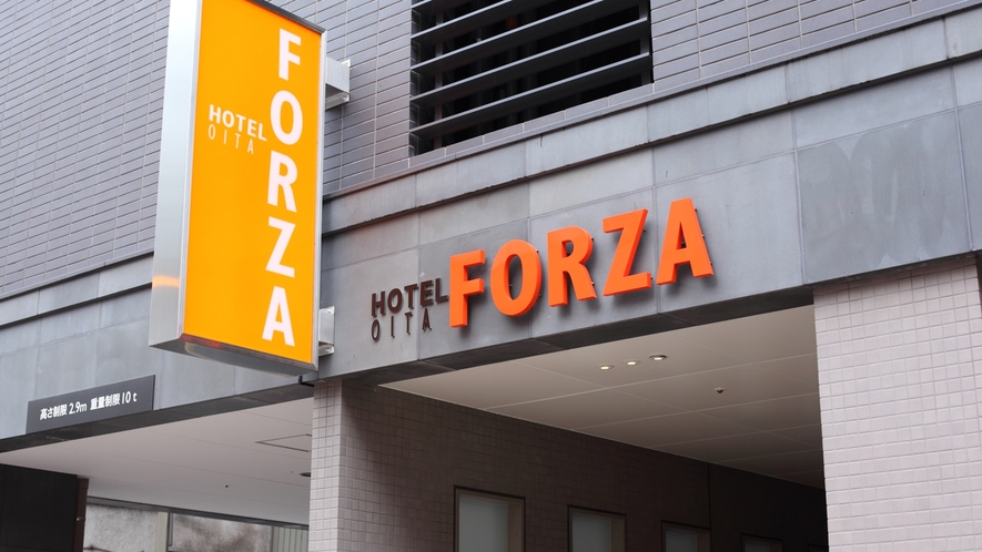 サブエントランス/オレンジ色の「FORZA」ロゴが目印！