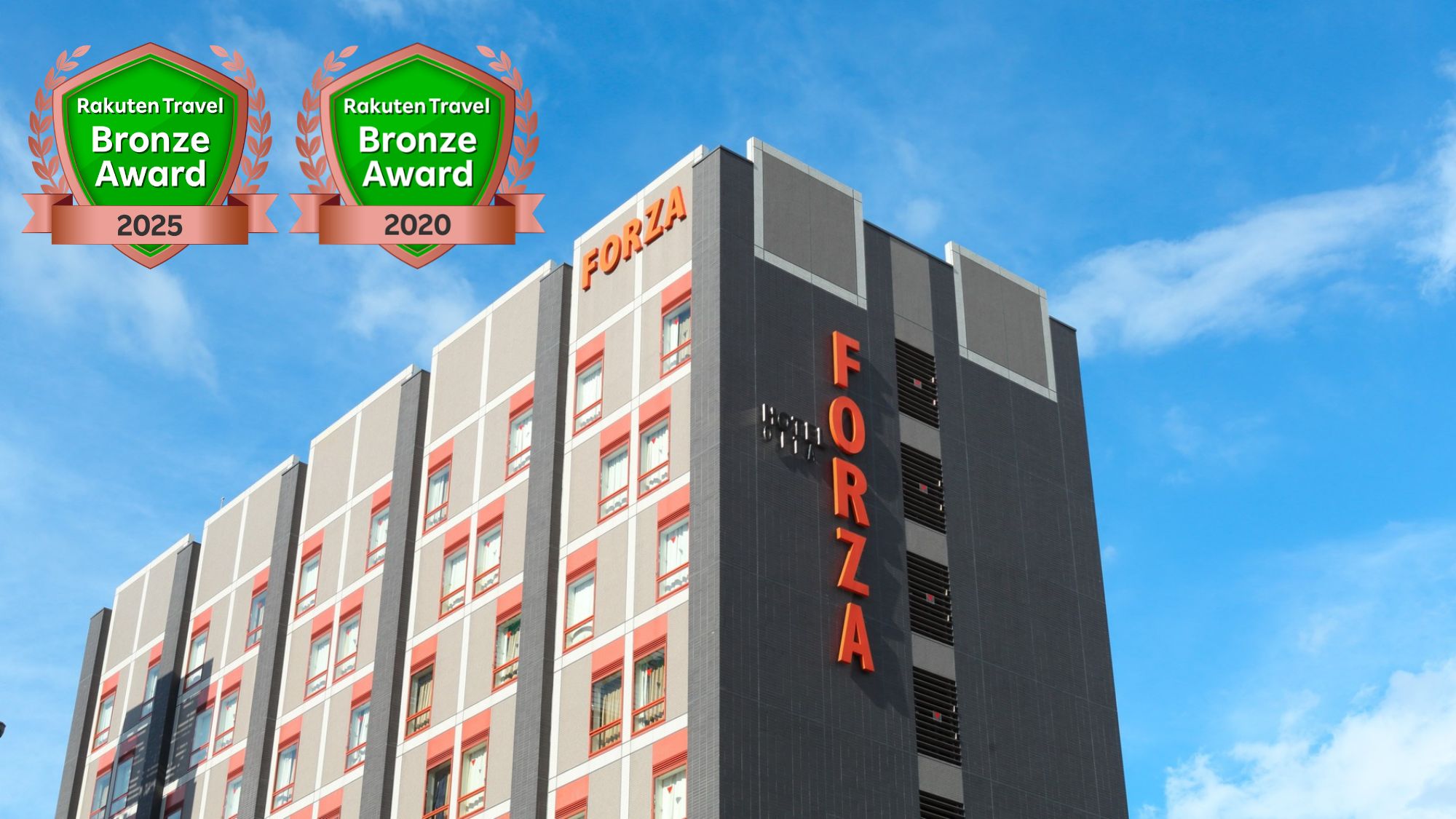 オレンジ色のロゴがひときわ目立つ外観。質の高い寛ぎの空間とサービスでお客様をお迎えいたします。