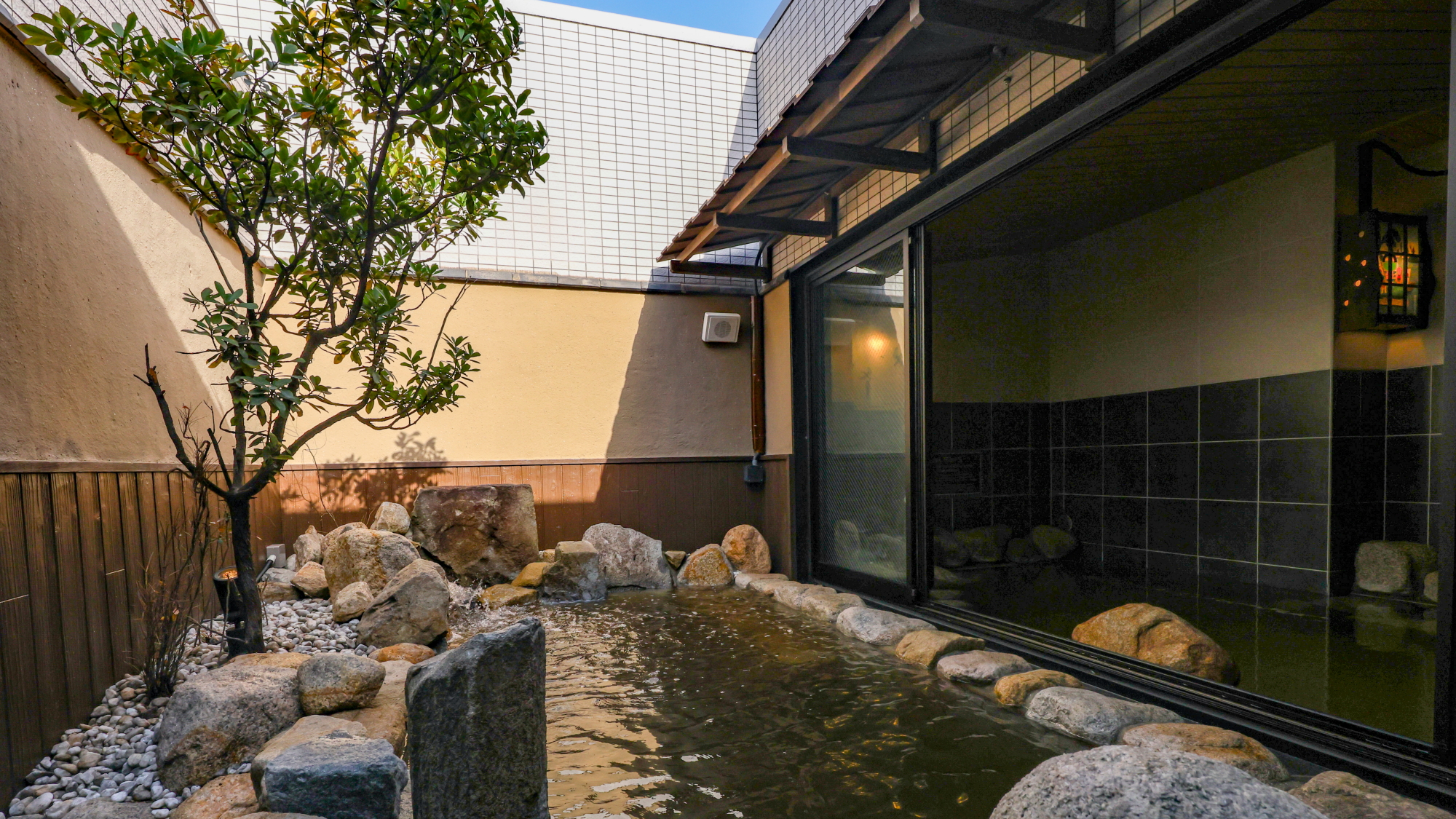【女性】露天風呂　■湯温：41～42℃ 大浴場(9階)・営業時間15:00-翌10:00