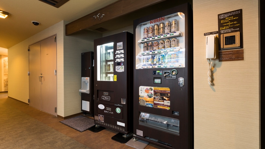 ◆9F自動販売機「定番の牛乳やコーヒー牛乳、その他のソフトドリンク、アルコール類を販売しております」