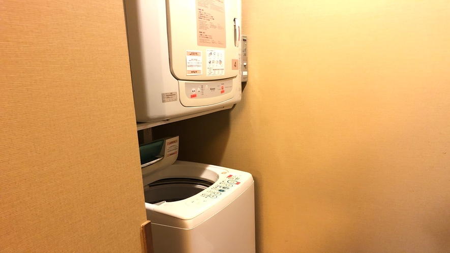 【男性】脱衣場に洗濯機2台(無料/洗剤あり)と乾燥機2台(20分200円）