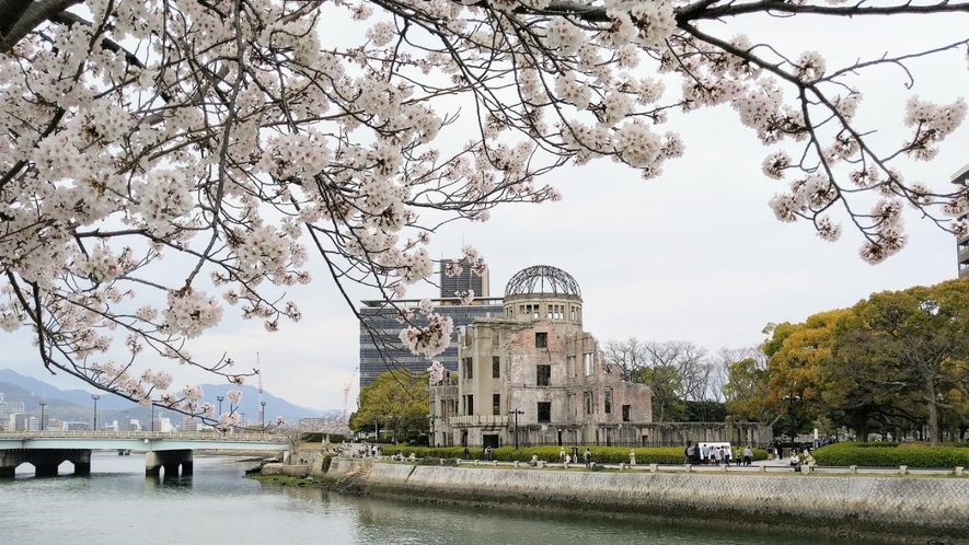 原爆ドームと桜　路面電車で約20分です。