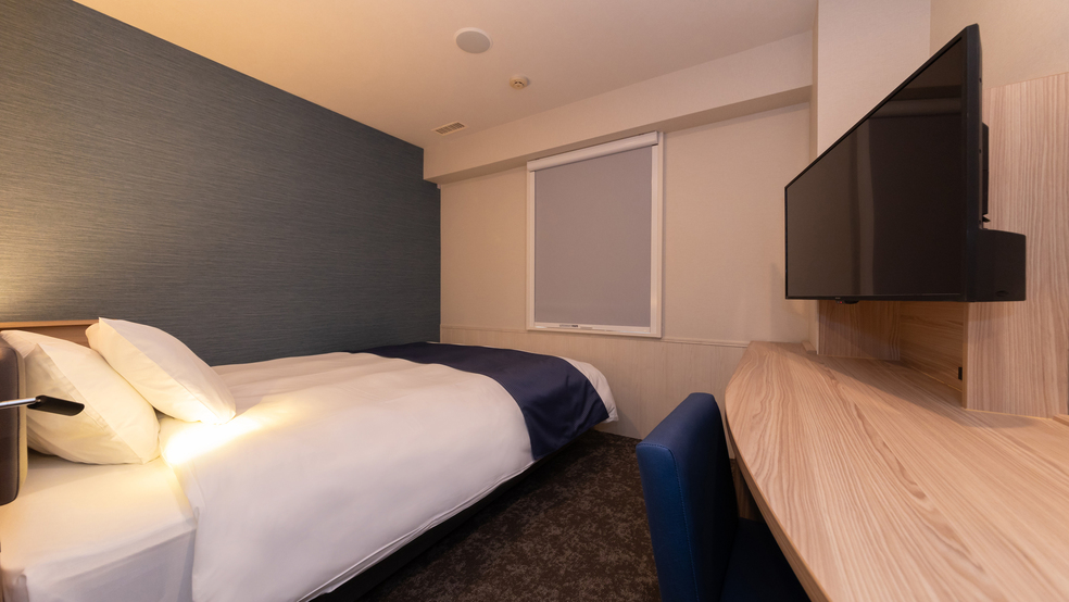 パソコンやお食事をするのに最適な広々としたデスク