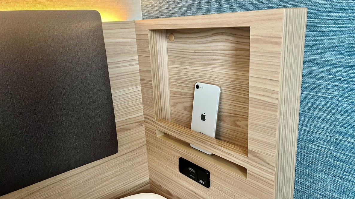 ベッド横には携帯などが置けるスペース　※写真はイメージです。