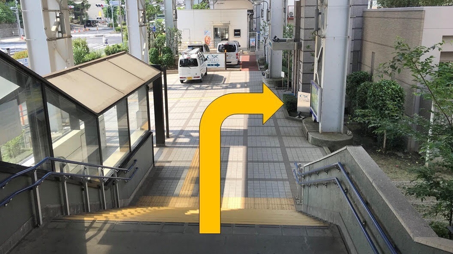 【駅からホテルまで③】玄関まであとわずか！→階段を下りたらすぐ右手に玄関がございます.jpg