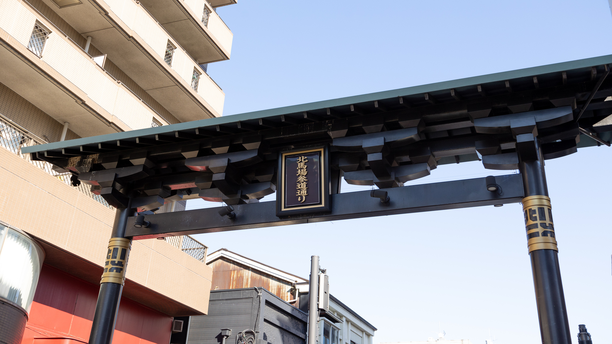 商店街まで徒歩1分