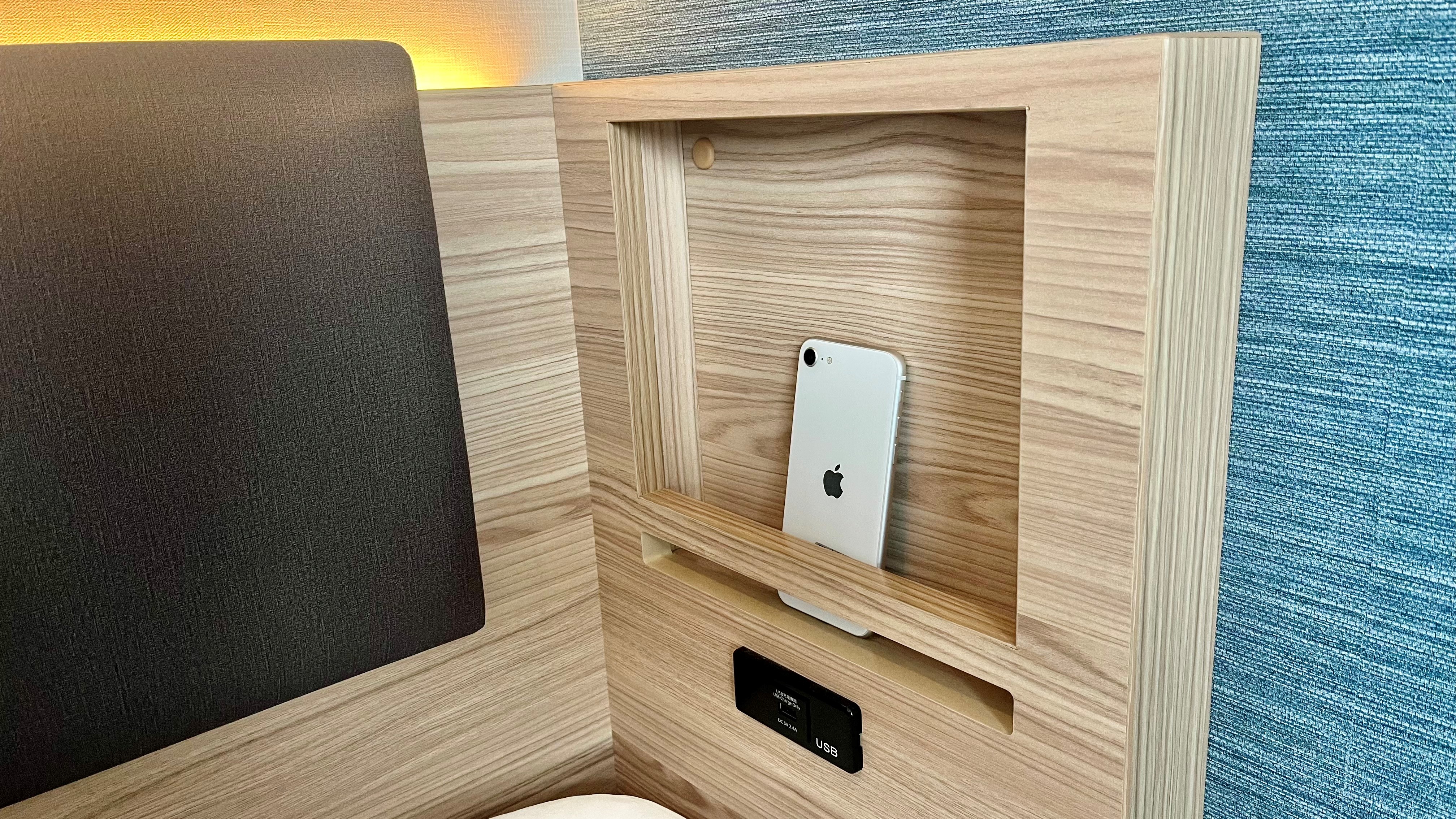 ベッド横には携帯などが置けるスペース　※写真はイメージです。