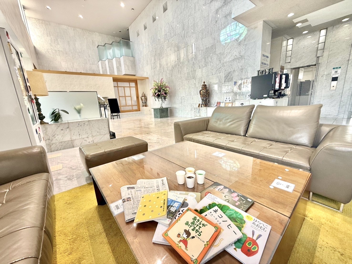 広々ロビーでフリードリンクをお楽しみ頂けます