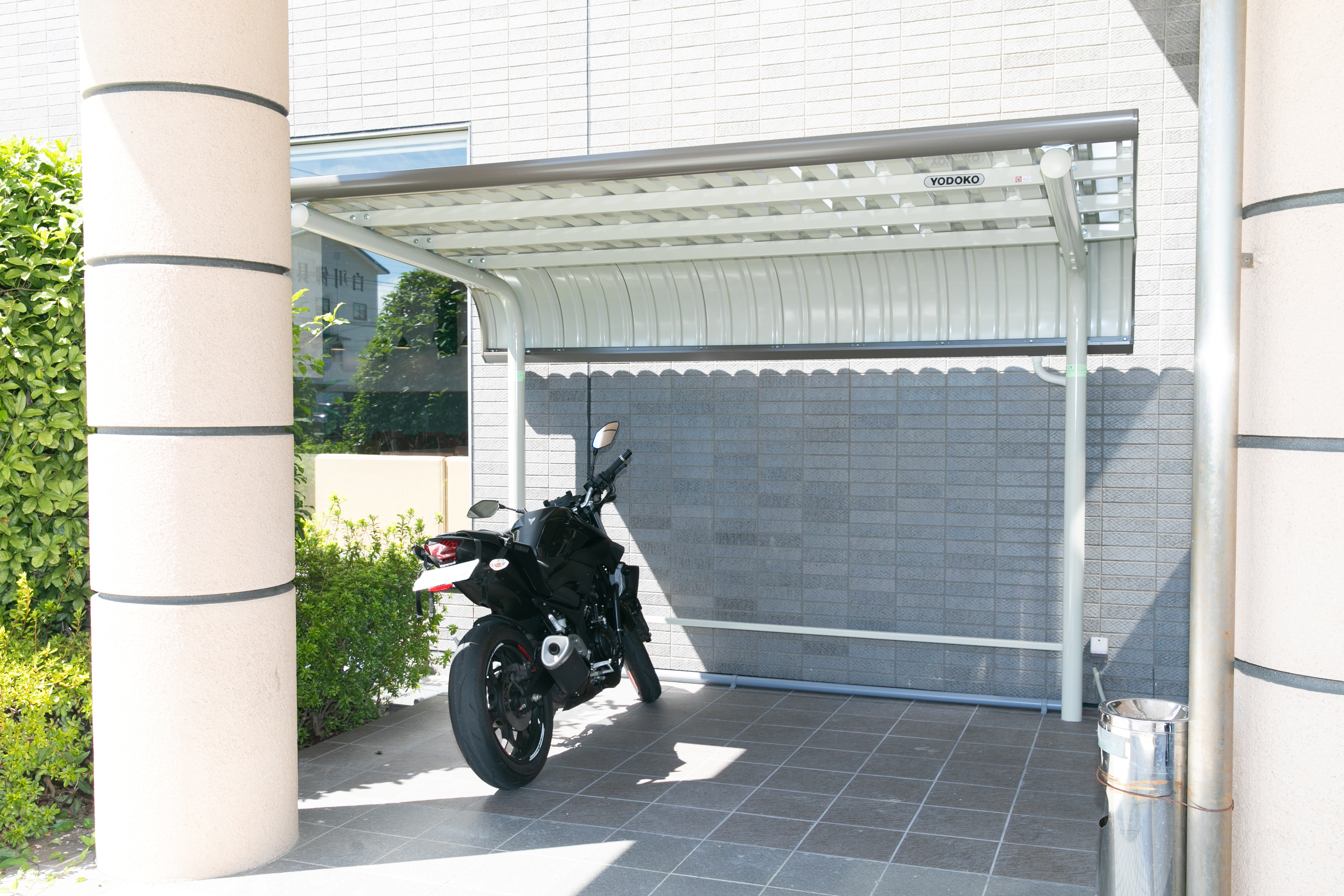 屋根付きのバイク専用駐車場