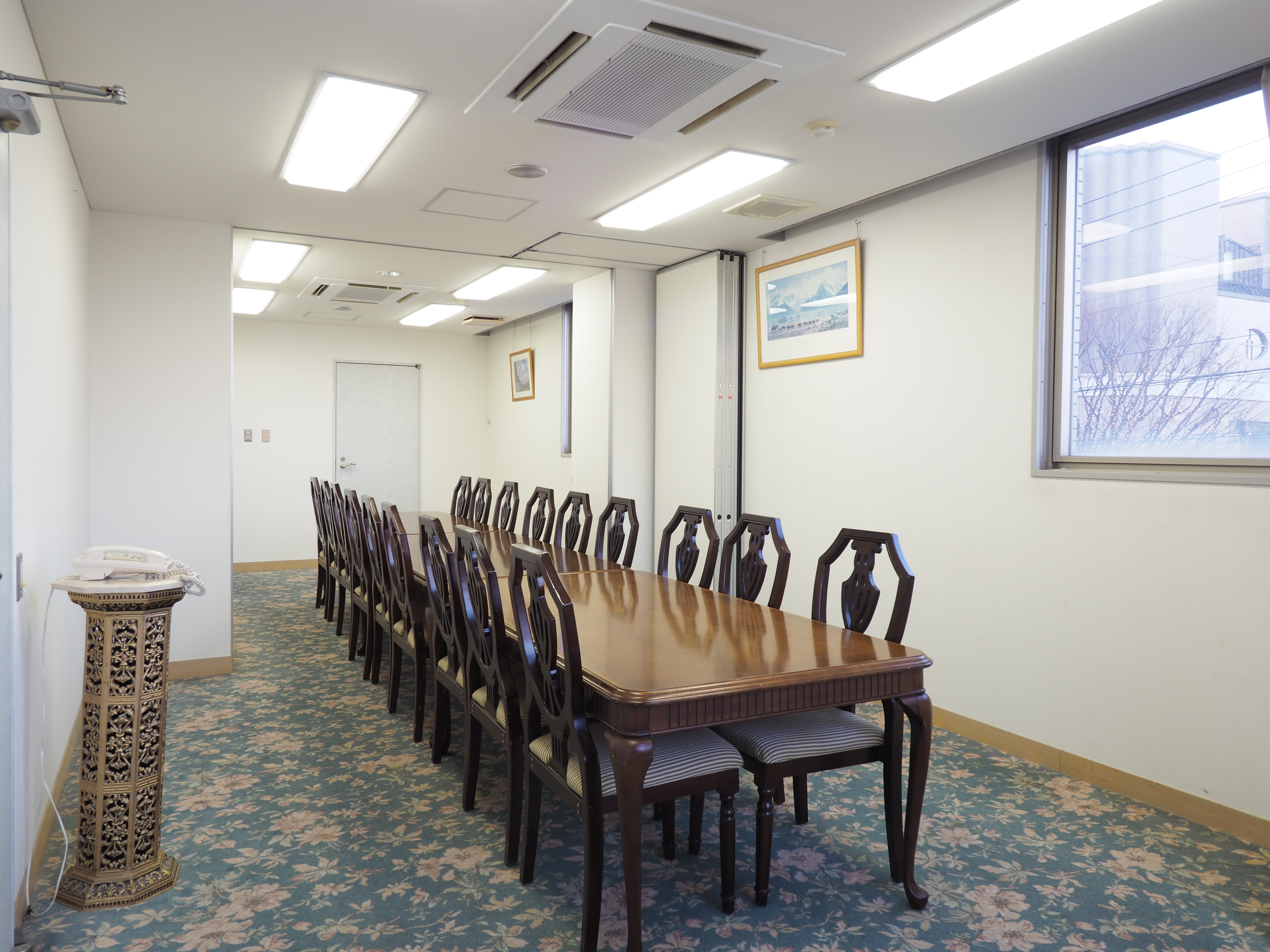会議室　最大１６名利用可能