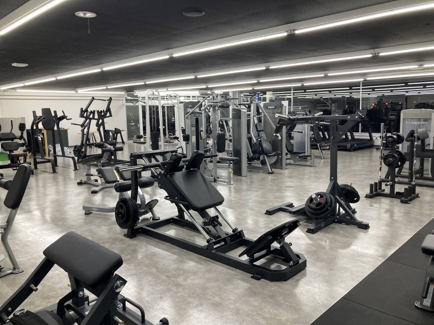 提携ジム内の最新マシンエリア